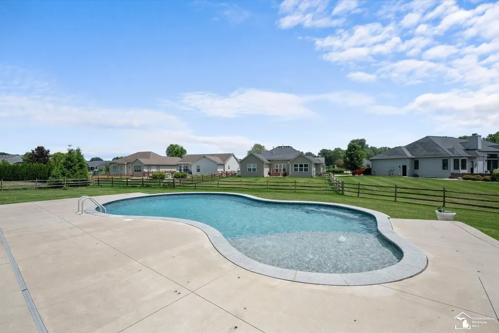 6615 Summerlyn Boulevard Bedford Township MI 48144