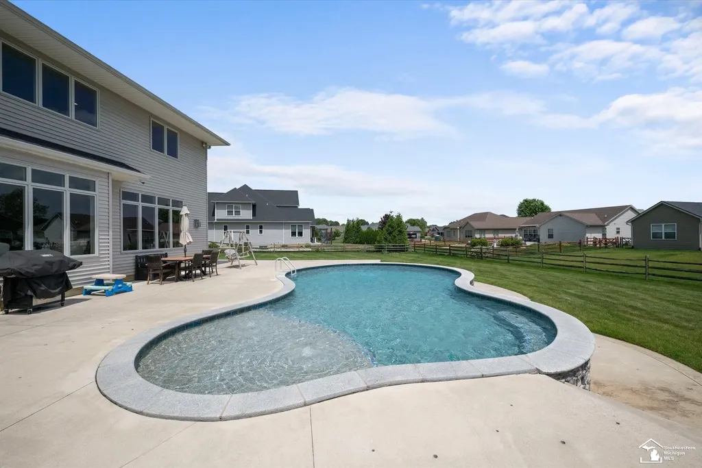 6615 Summerlyn Boulevard Bedford Township MI 48144