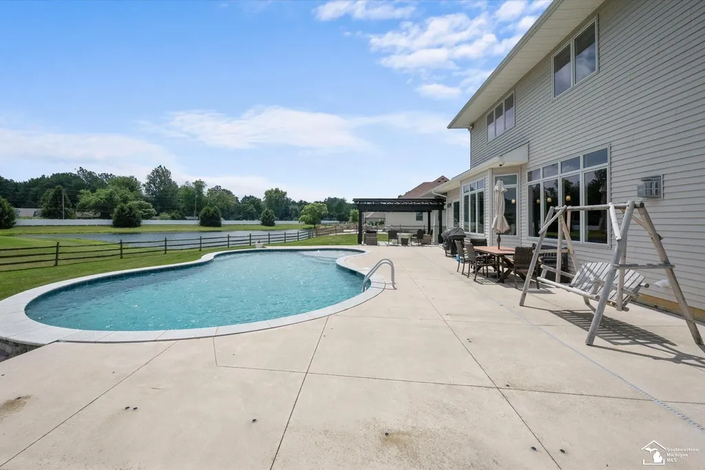 6615 Summerlyn Boulevard Bedford Township MI 48144