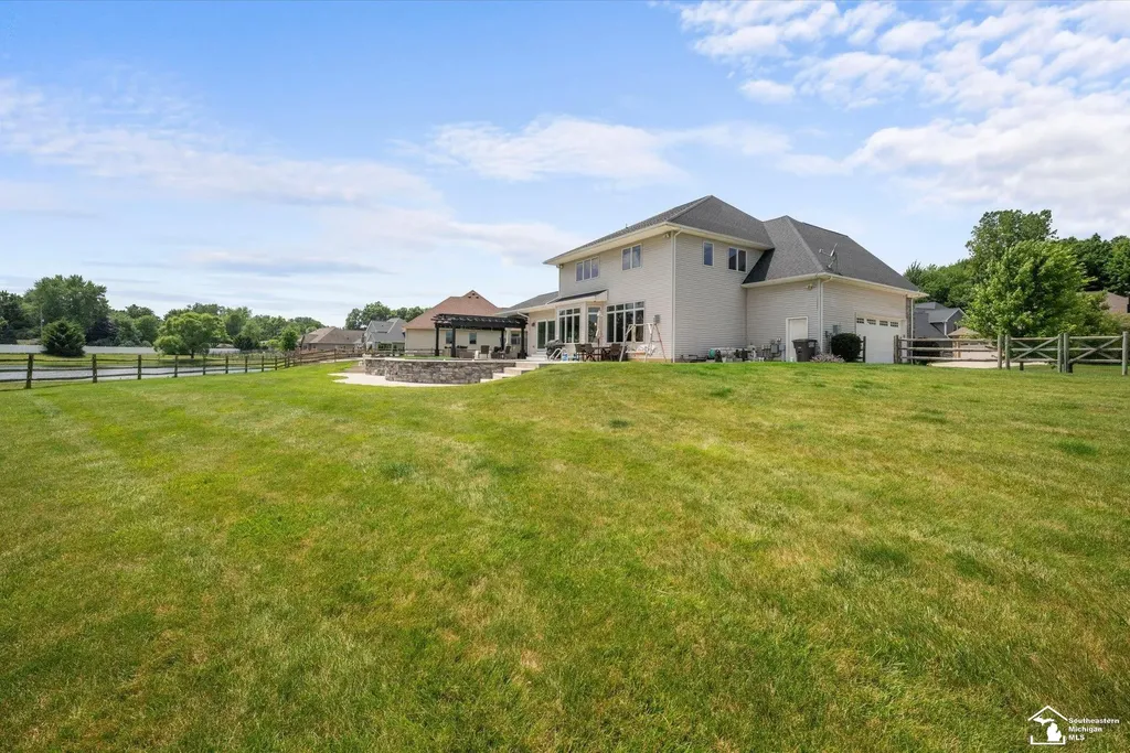 6615 Summerlyn Boulevard Bedford Township MI 48144