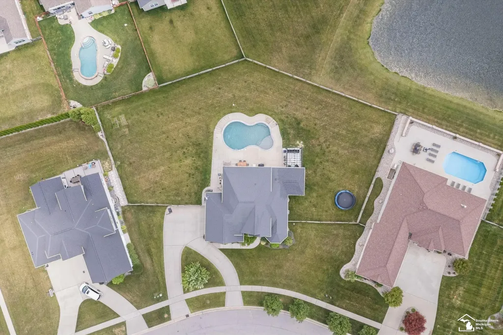 6615 Summerlyn Boulevard Bedford Township MI 48144