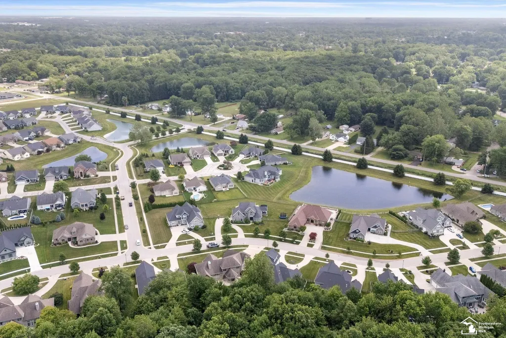 6615 Summerlyn Boulevard Bedford Township MI 48144