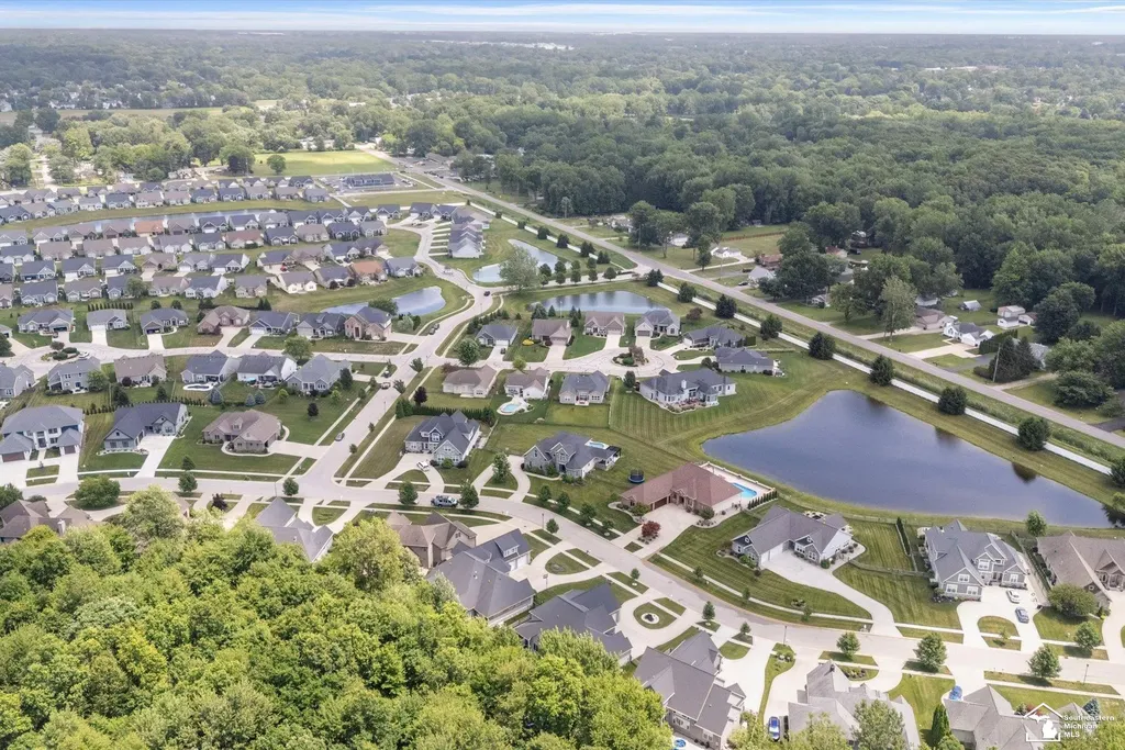 6615 Summerlyn Boulevard Bedford Township MI 48144