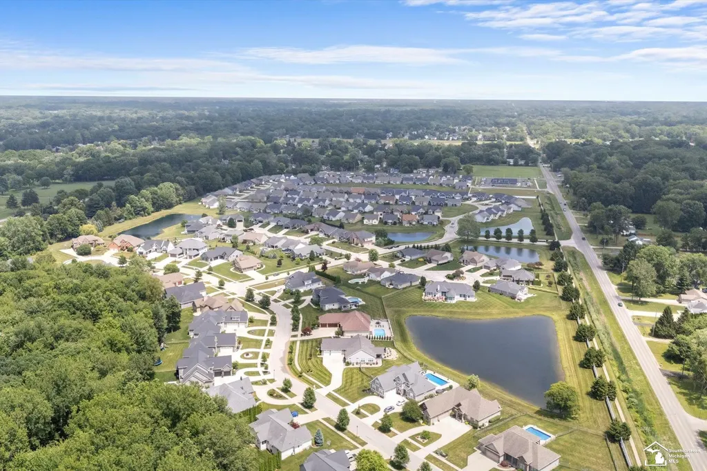 6615 Summerlyn Boulevard Bedford Township MI 48144