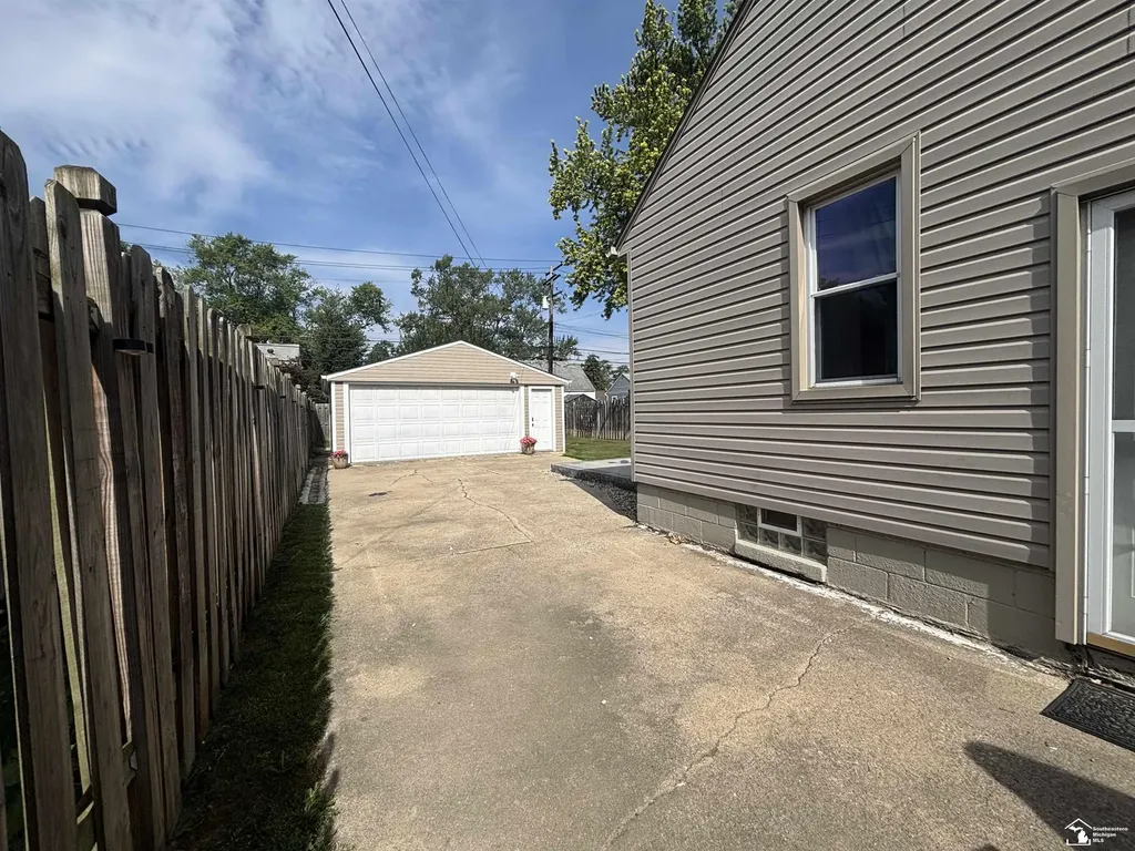 13506 Longtin Street Southgate City MI 48195