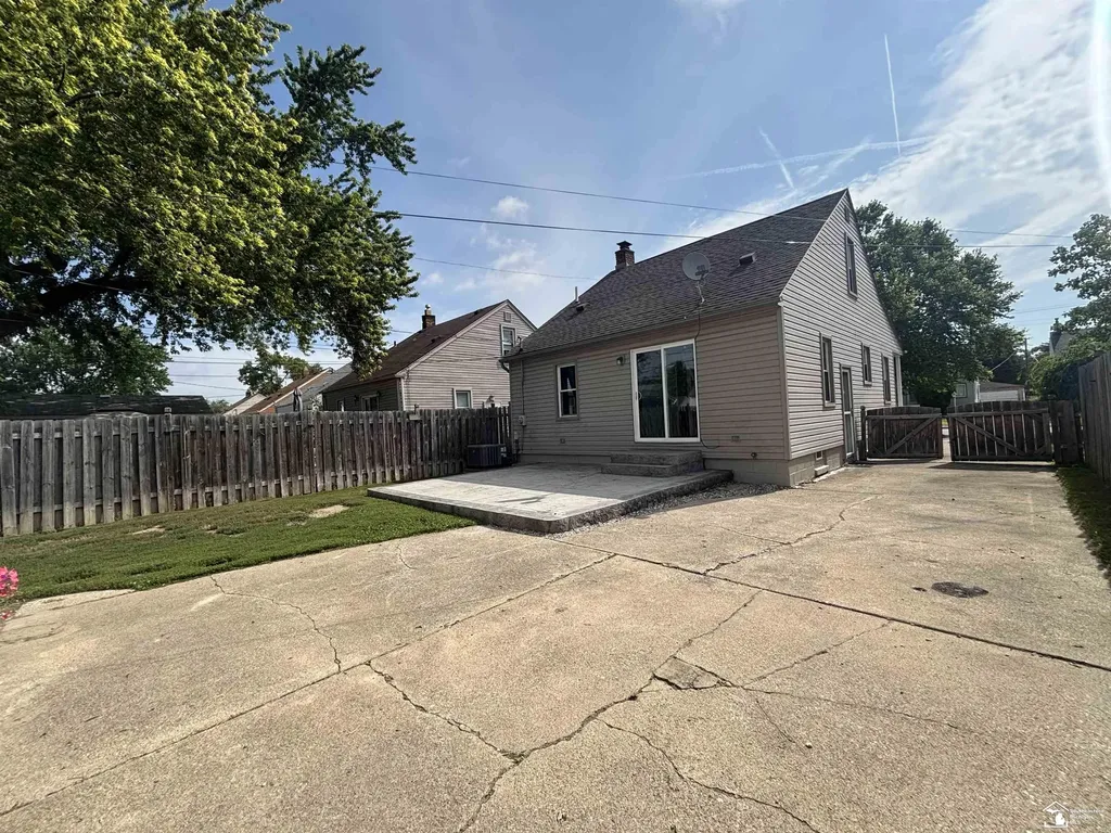 13506 Longtin Street Southgate City MI 48195
