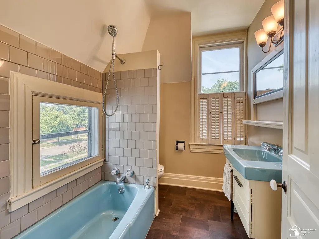 18 W Noble Avenue Monroe City MI 48162