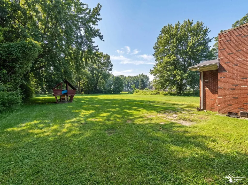 1810 Whipple Street Ash Township MI 48117