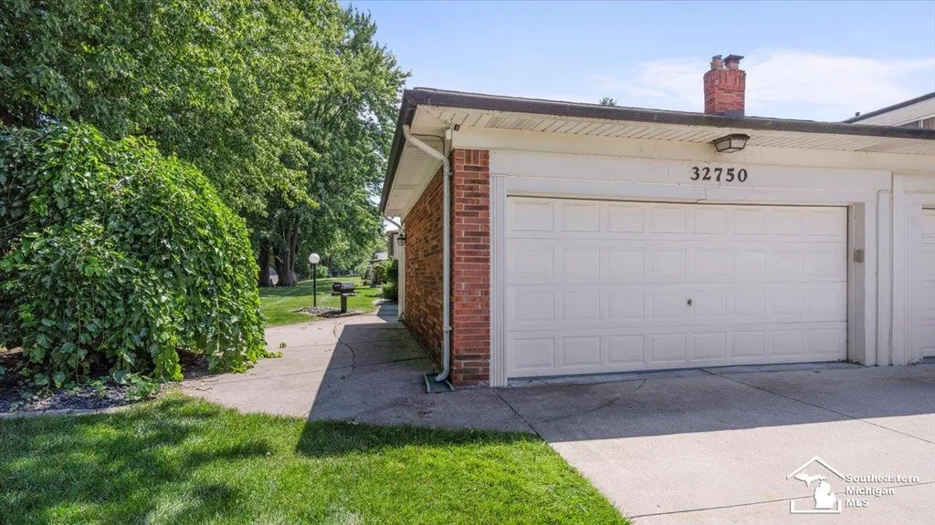 32750 Barclay Square Warren City MI 48093