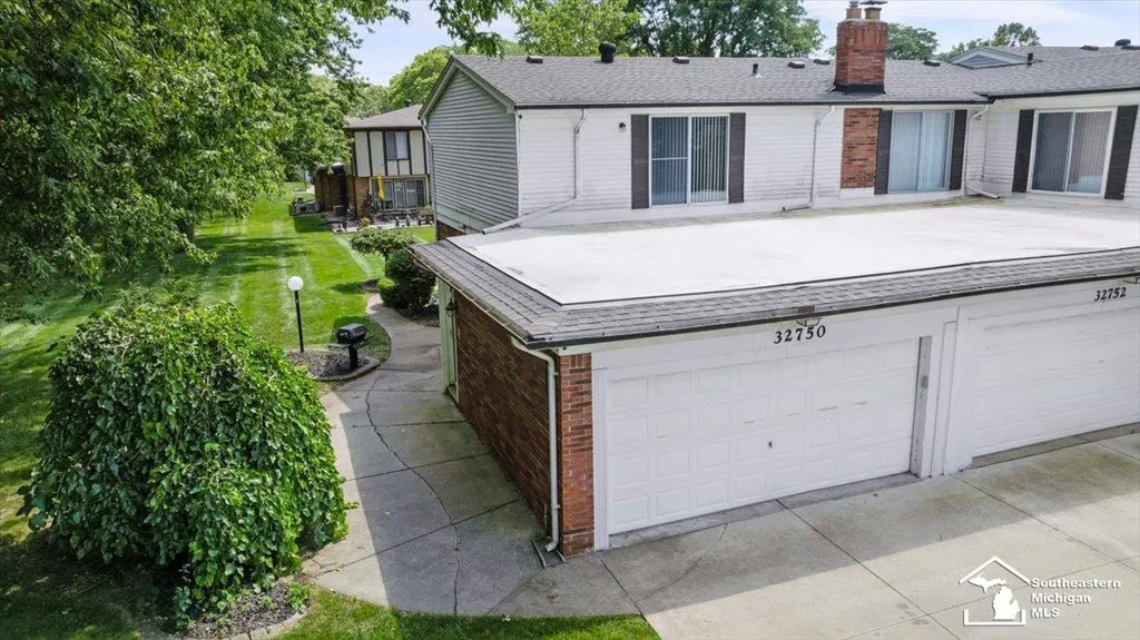 32750 Barclay Square Warren City MI 48093