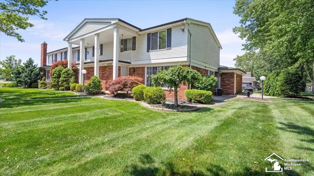 32750 Barclay Square Warren City MI 48093
