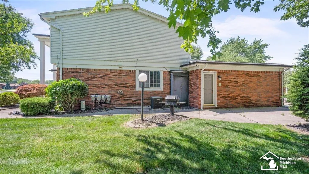 32750 Barclay Square Warren City MI 48093