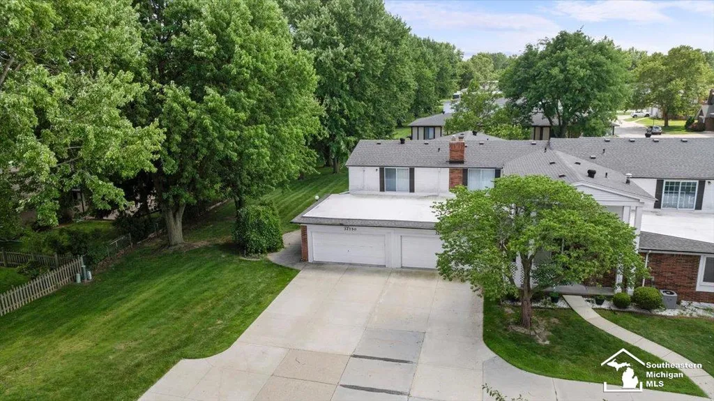 32750 Barclay Square Warren City MI 48093