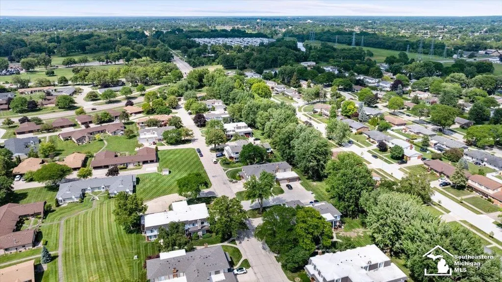 32750 Barclay Square Warren City MI 48093