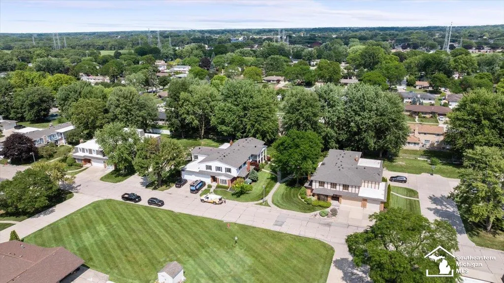 32750 Barclay Square Warren City MI 48093