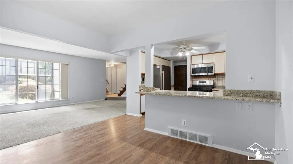 32750 Barclay Square Warren City MI 48093