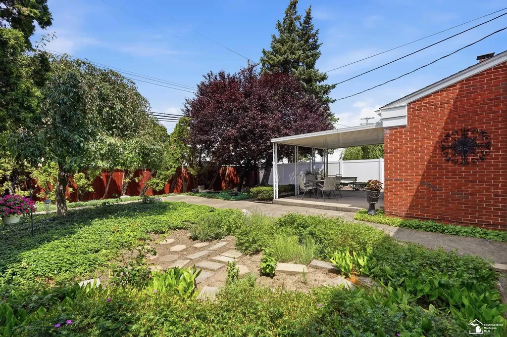 14216 Balsam Street Southgate City MI 48195