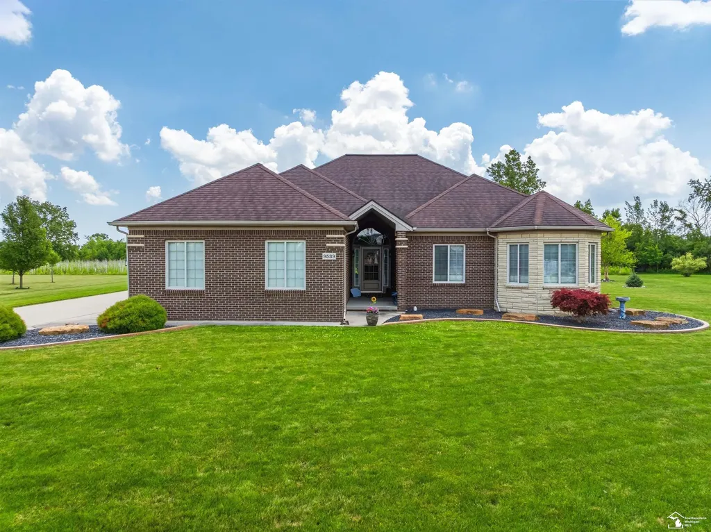 9539 Lazy Oak Drive Carleton Village MI 48117
