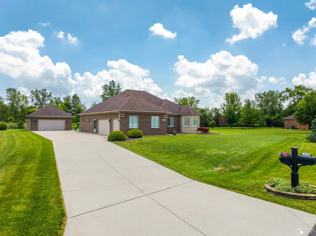 9539 Lazy Oak Drive Carleton Village MI 48117