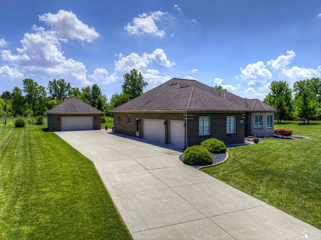 9539 Lazy Oak Drive Carleton Village MI 48117