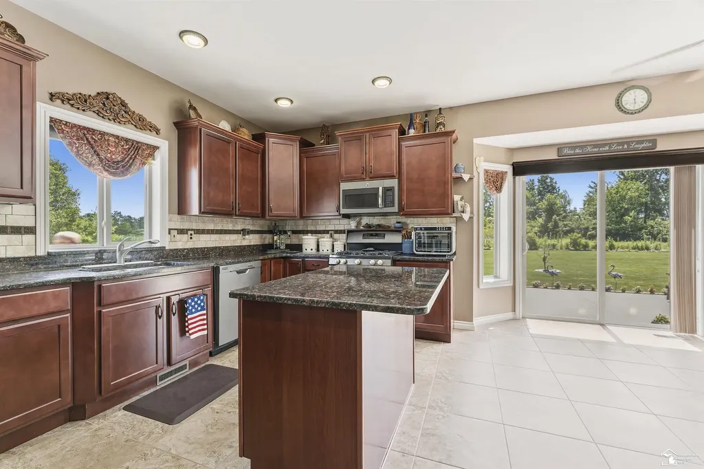 9539 Lazy Oak Drive Carleton Village MI 48117