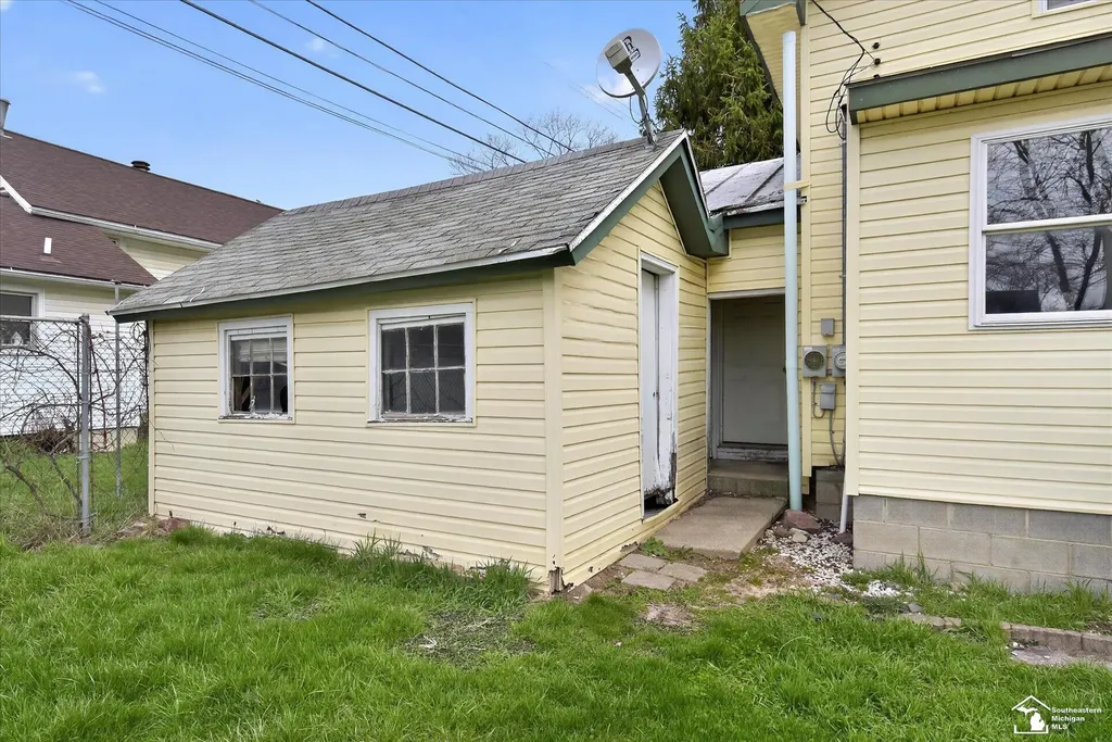 729 Obrien Street Monroe City MI 48161