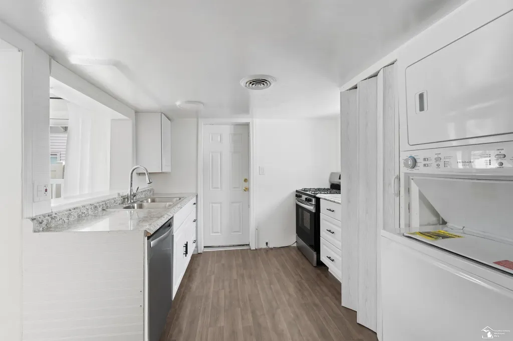 6590 S Huron River Drive South Rockwood Village MI 48179