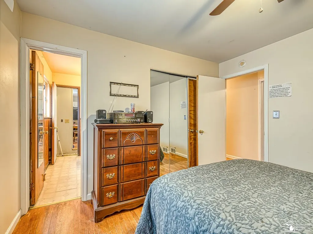 34627 Nancy Street Westland City MI 48186