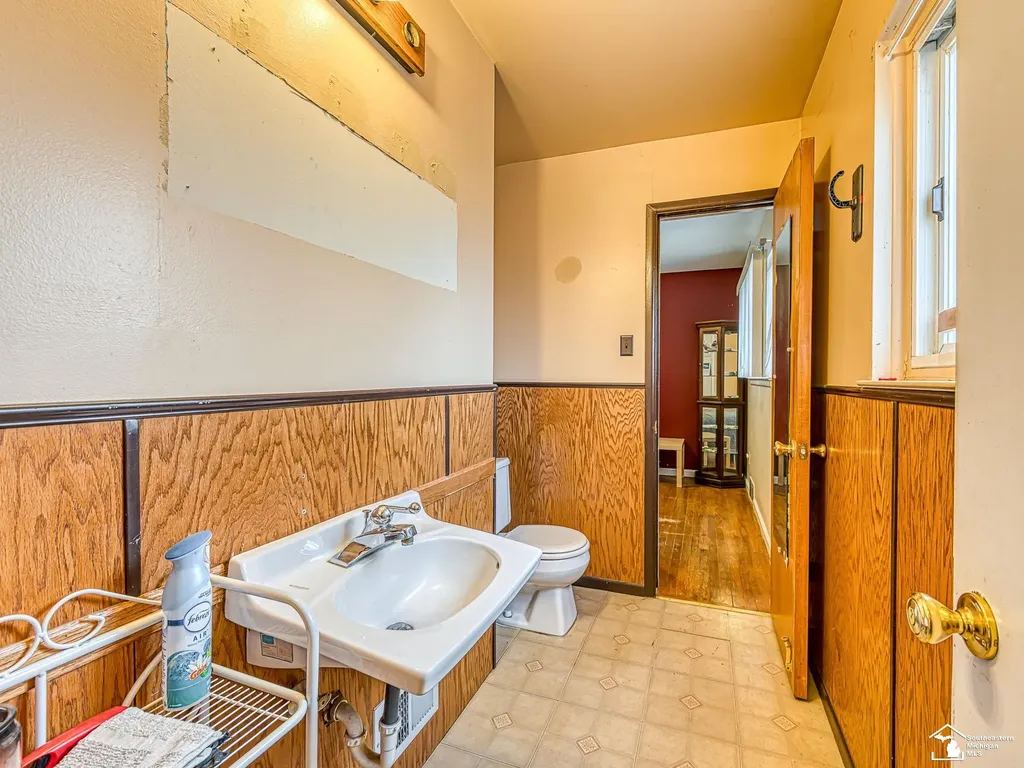 34627 Nancy Street Westland City MI 48186