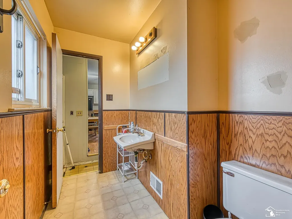 34627 Nancy Street Westland City MI 48186