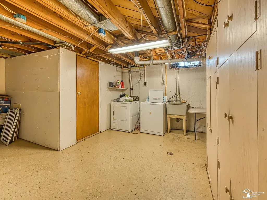 34627 Nancy Street Westland City MI 48186
