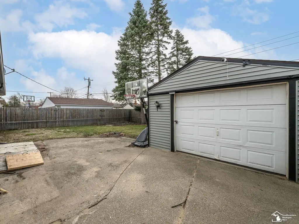 34627 Nancy Street Westland City MI 48186