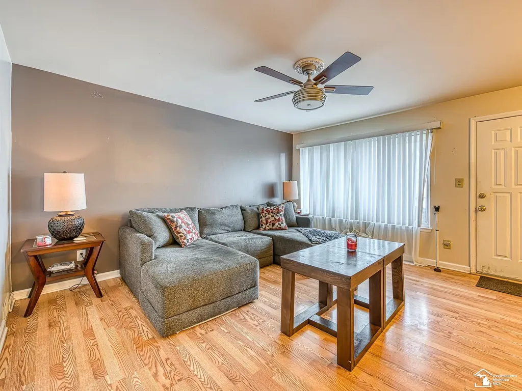 34627 Nancy Street Westland City MI 48186