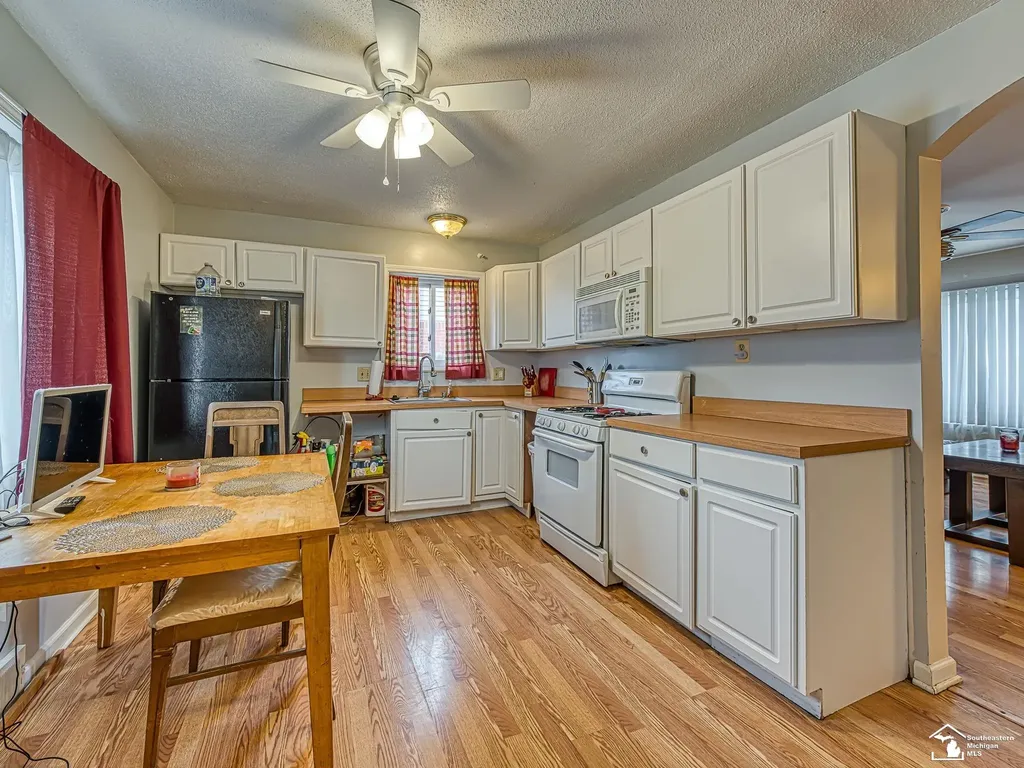 34627 Nancy Street Westland City MI 48186