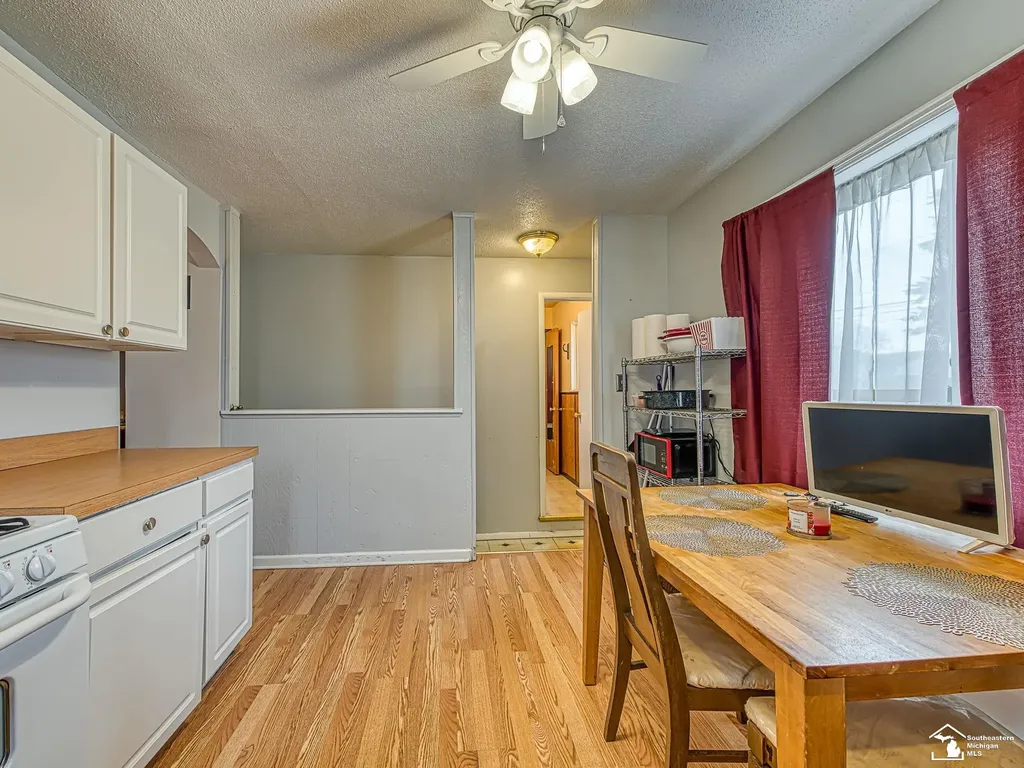34627 Nancy Street Westland City MI 48186