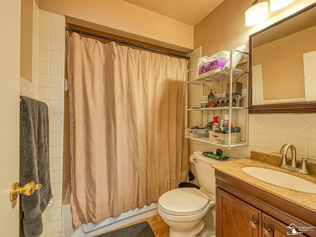 34627 Nancy Street Westland City MI 48186