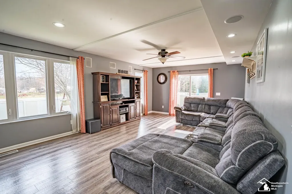 835 Golf Ridge Circle Dundee Village MI 48131