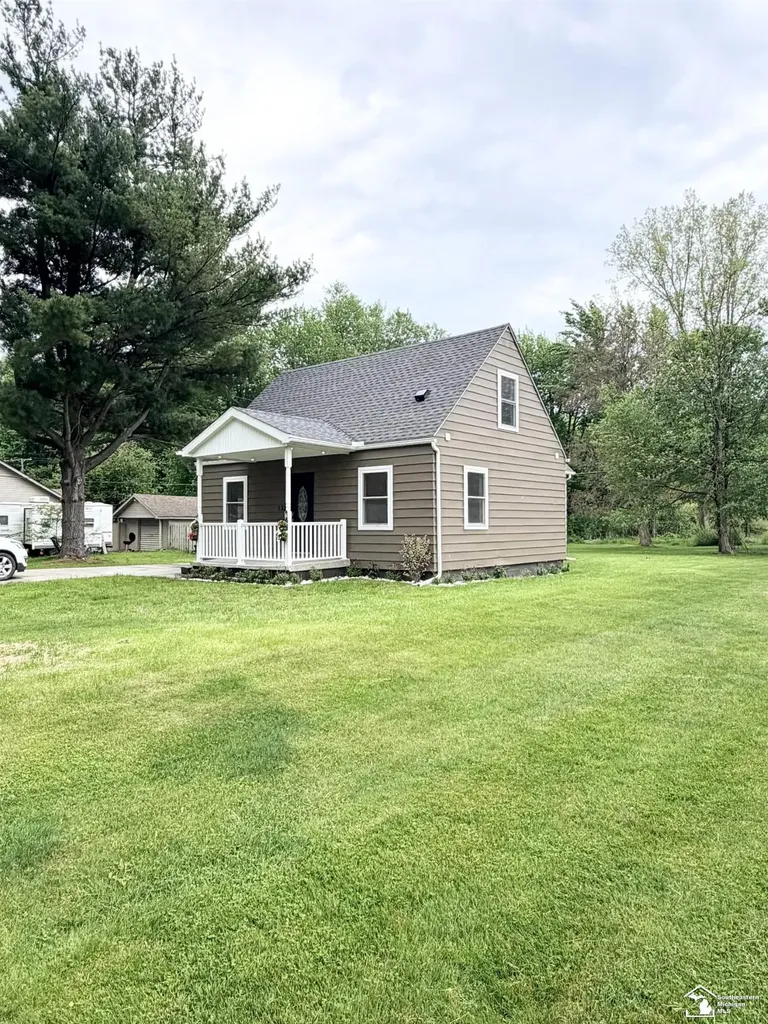 533 Center Street Carleton Village MI 48117