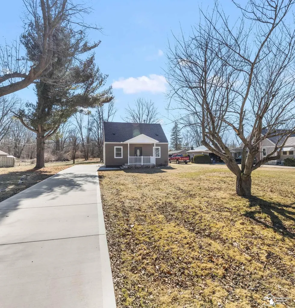 533 Center Street Carleton Village MI 48117