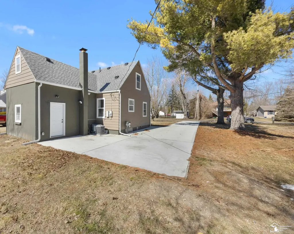 533 Center Street Carleton Village MI 48117