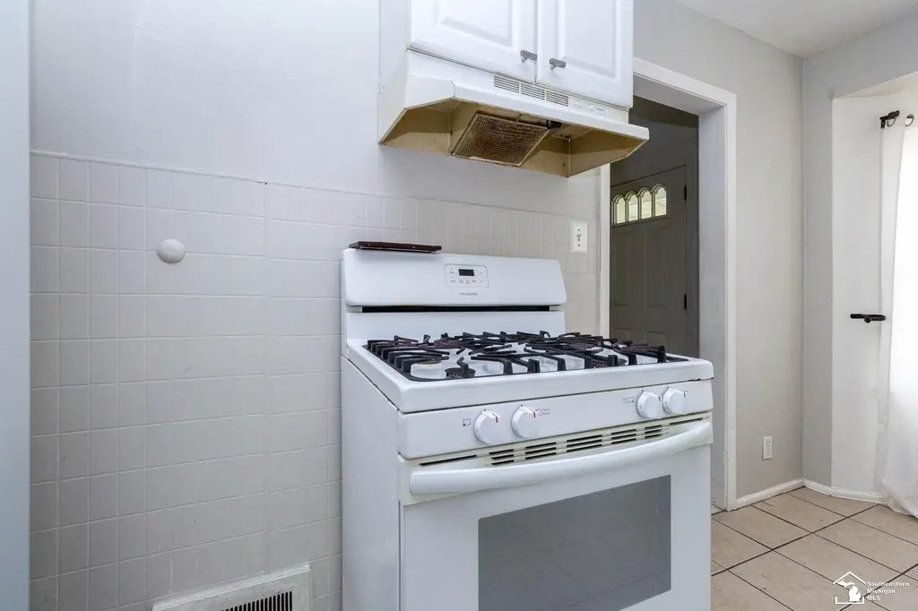 2169 Cicotte Avenue Lincoln Park City MI 48146