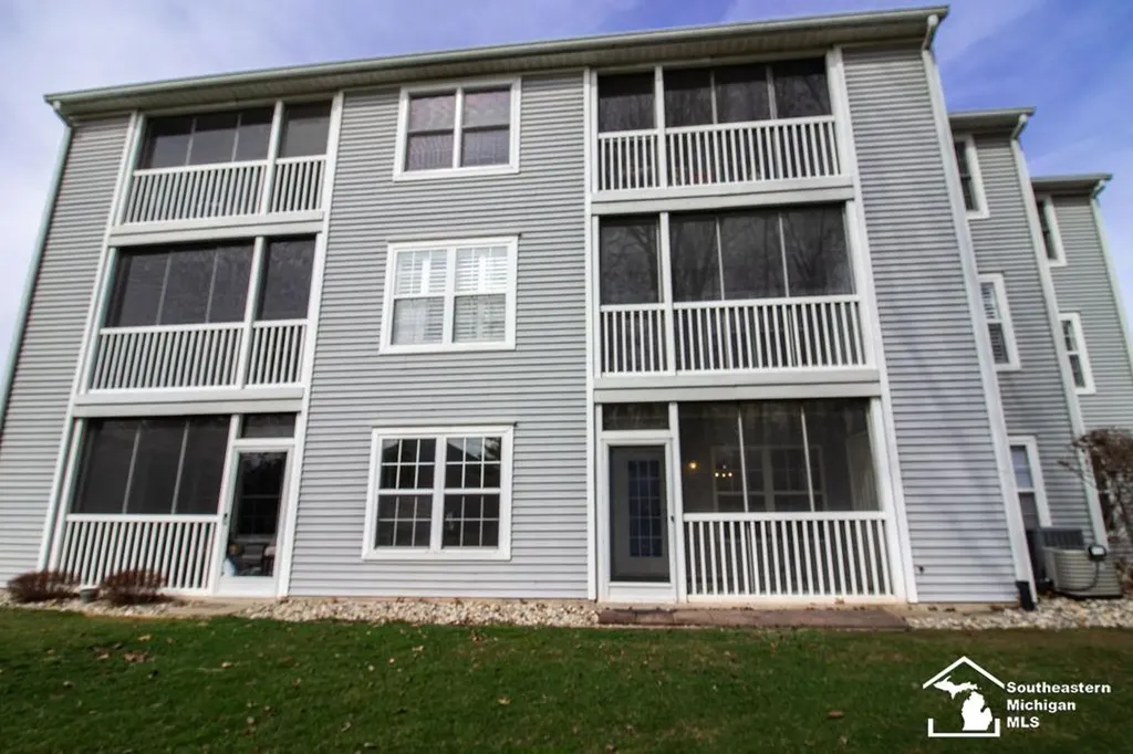 795 W Barrington Circle Jackson City MI 49203