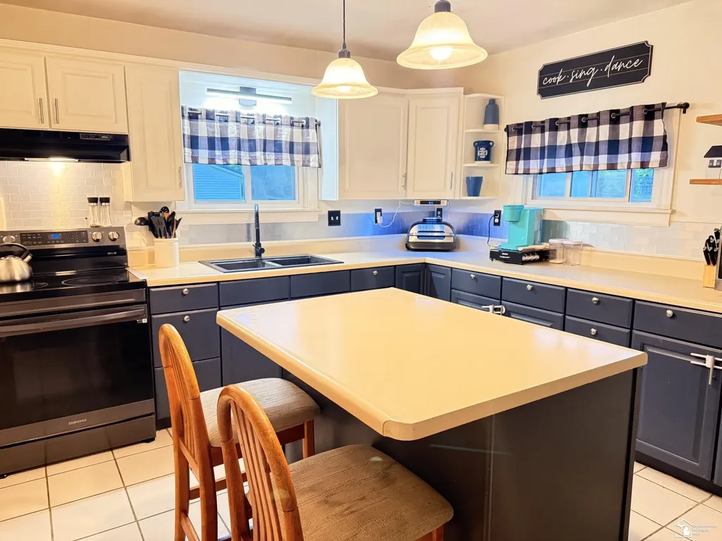 135 Salisbury Morenci City MI 49256