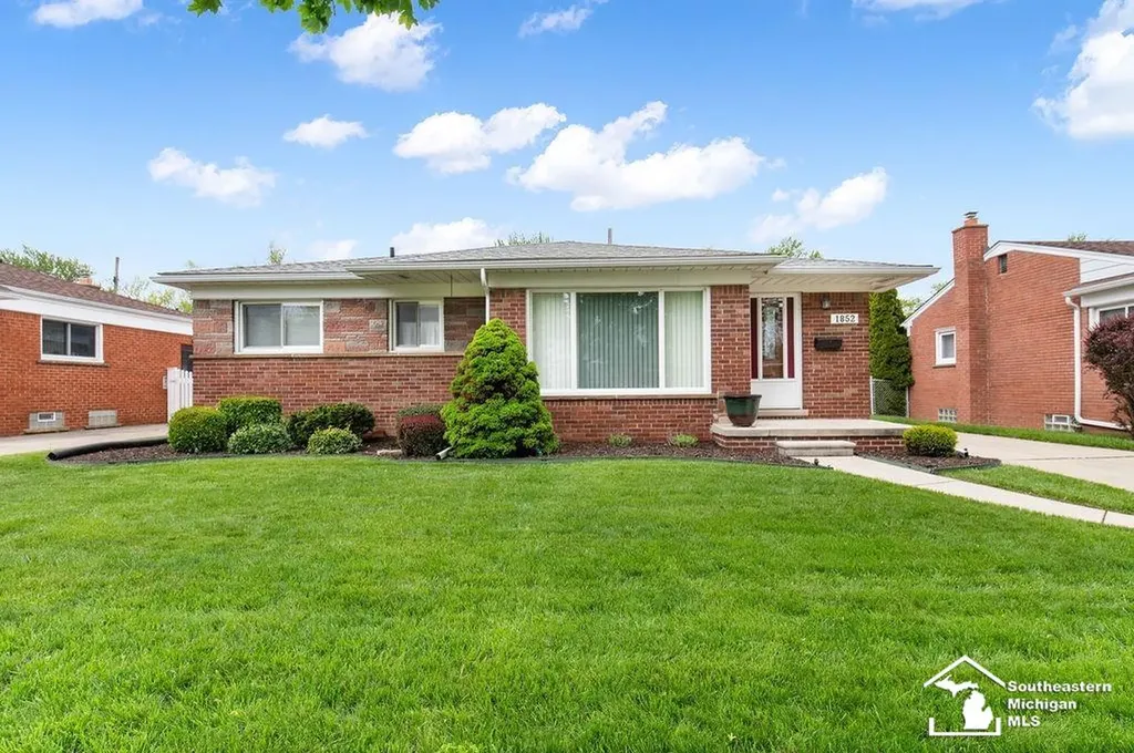 1852 E Longmeadow Road Trenton City MI 48183