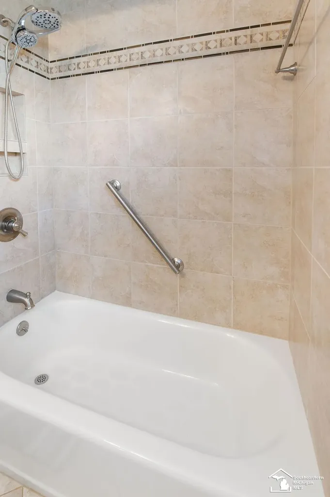 1852 E Longmeadow Road Trenton City MI 48183