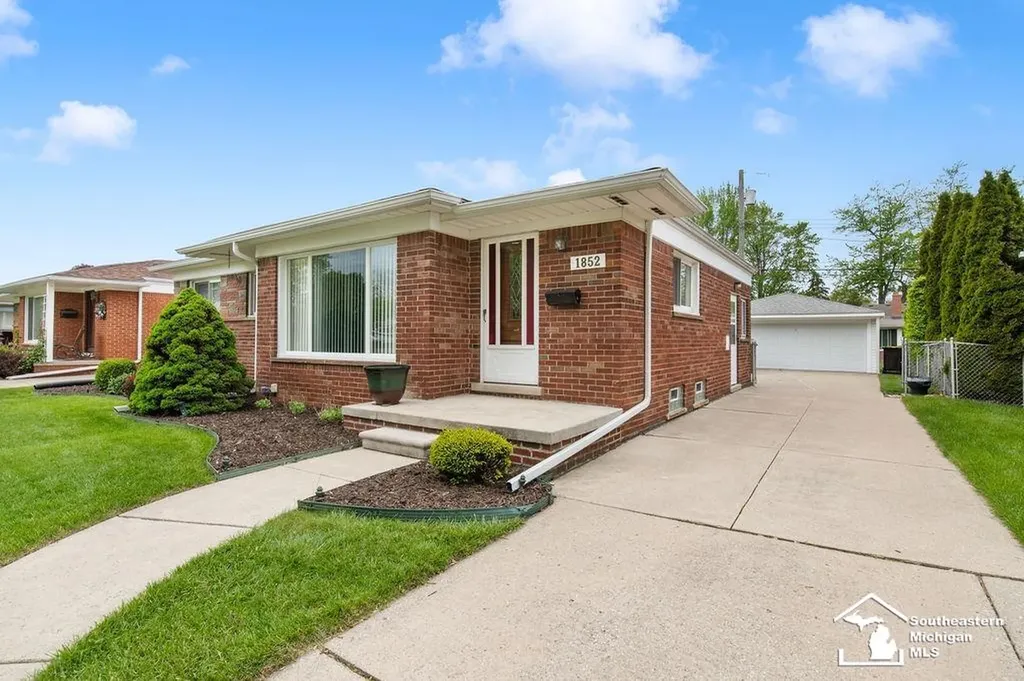 1852 E Longmeadow Road Trenton City MI 48183
