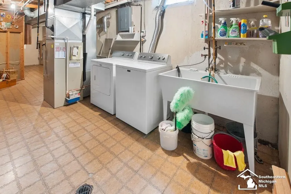 1852 E Longmeadow Road Trenton City MI 48183
