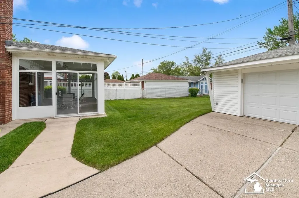 1852 E Longmeadow Road Trenton City MI 48183