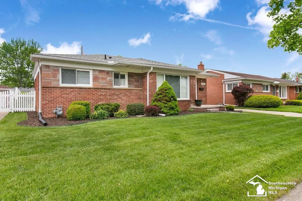 1852 E Longmeadow Road Trenton City MI 48183