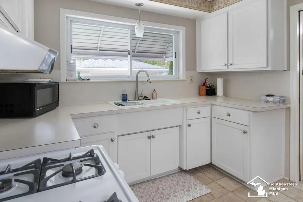 1852 E Longmeadow Road Trenton City MI 48183
